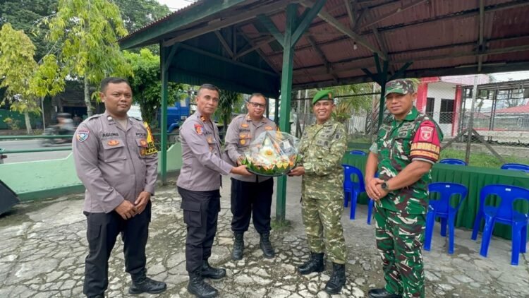 Pererat Sinergi, Polres Tarakan Beri Selamat dan Tumpeng Pada HUT TNI ke-81