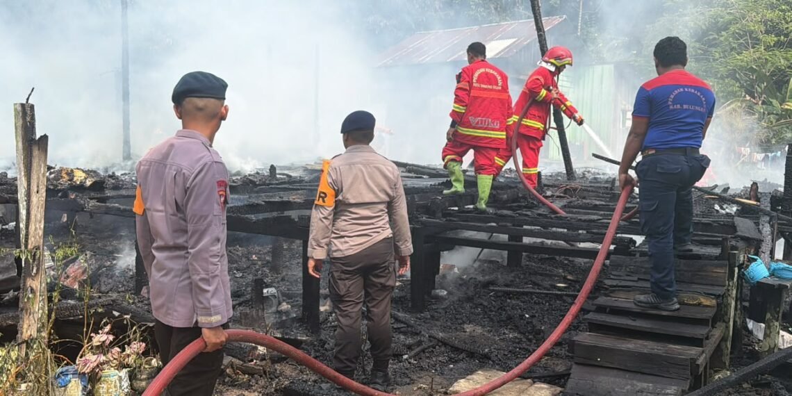 Brimob Kaltara Bersama Damkar Bergerak Cepat Tangani Kebakaran Rumah di Jalan Jelarai, Bulungan