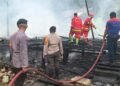 Brimob Kaltara Bersama Damkar Bergerak Cepat Tangani Kebakaran Rumah di Jalan Jelarai, Bulungan