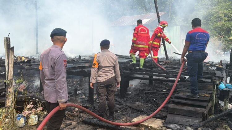 Brimob Kaltara Bersama Damkar Bergerak Cepat Tangani Kebakaran Rumah di Jalan Jelarai, Bulungan