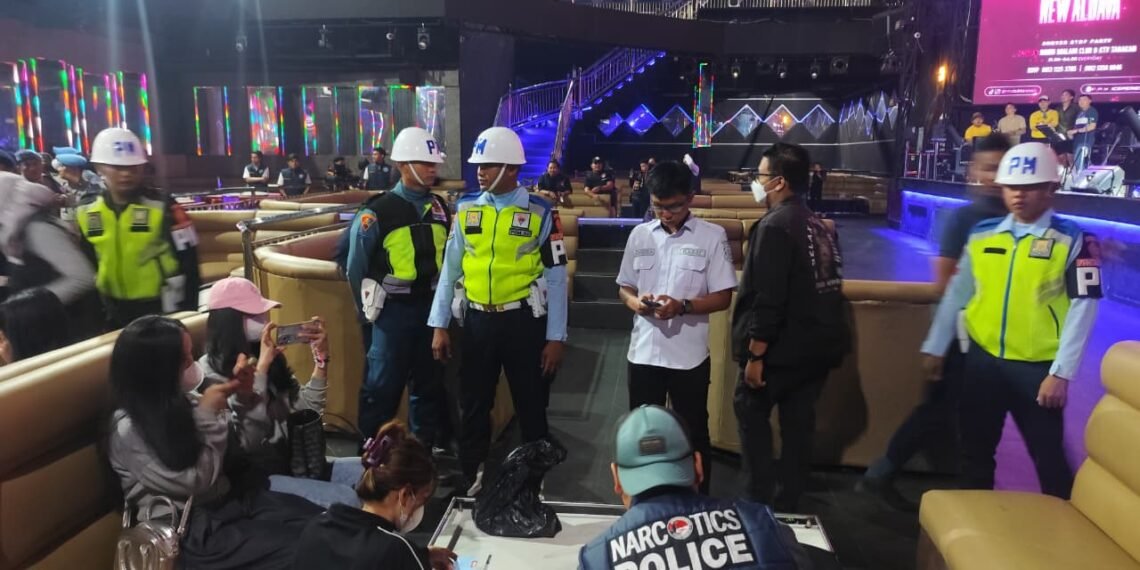 Polres Tarakan Bersama Tim Gabungan TNI, BNN, Brimob dan Satpol-PP Sasar Peredaran Narkoba di THM, 1 Pengunjung Positif Amphetamine