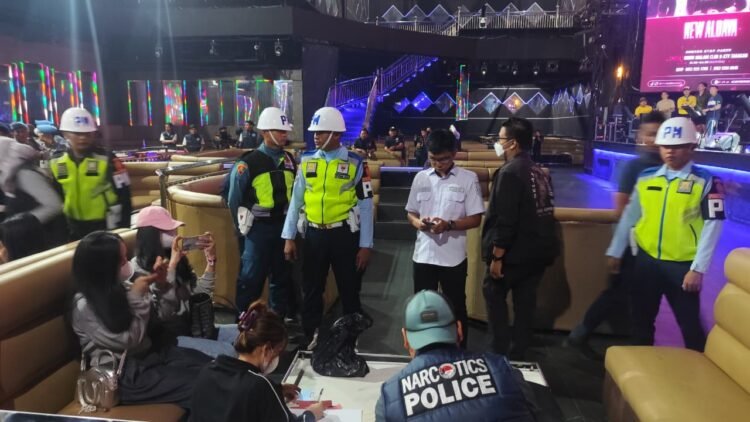 Polres Tarakan Bersama Tim Gabungan TNI, BNN, Brimob dan Satpol-PP Sasar Peredaran Narkoba di THM, 1 Pengunjung Positif Amphetamine