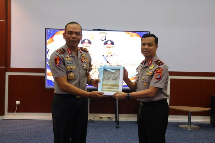Kapolda Kaltara Terima Laporan Kesatuan dan Penandatanganan Buku Memori Serah Terima Jabatan