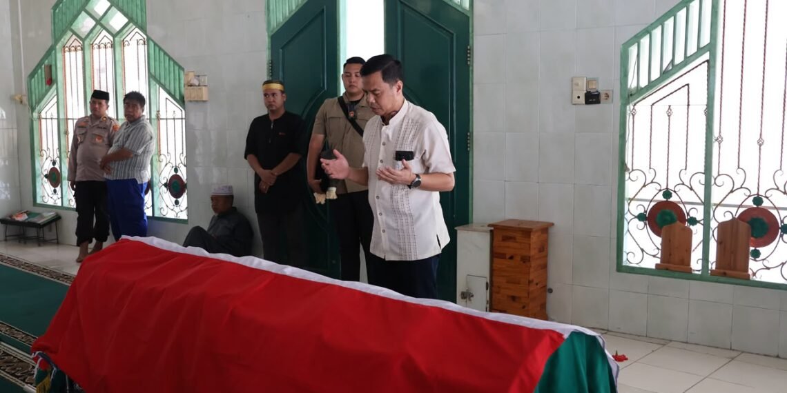 Wujud Kepedulian dan Kekeluargaan, Kapolda Kaltara Takziah ke Rumah Duka Personel Polres Tarakan