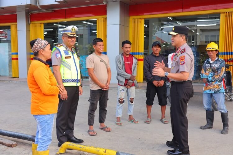Kapolda Kaltara Sapa Masyarakat dan Cek Kesiapan Personel Pengaturan Lalu Lintas Pagi Hari