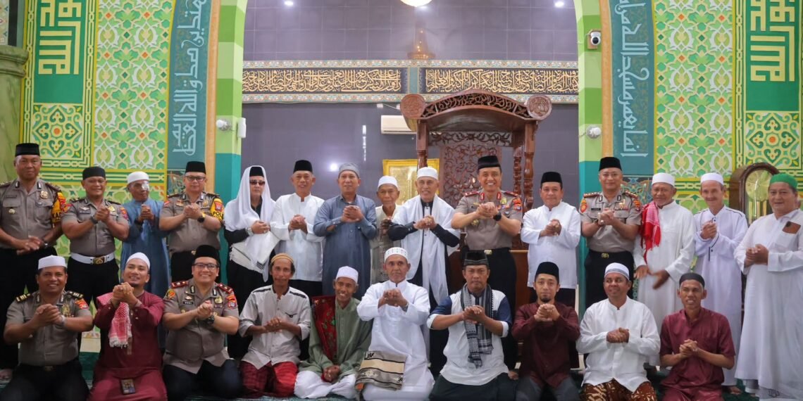 Wakapolda Kaltara Laksanakan Salat Jumat di Masjid Besar At-Taqwa Kota Tarakan