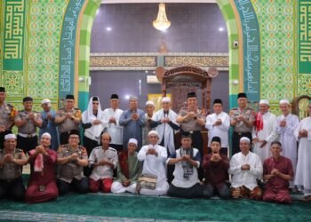 Wakapolda Kaltara Laksanakan Salat Jumat di Masjid Besar At-Taqwa Kota Tarakan