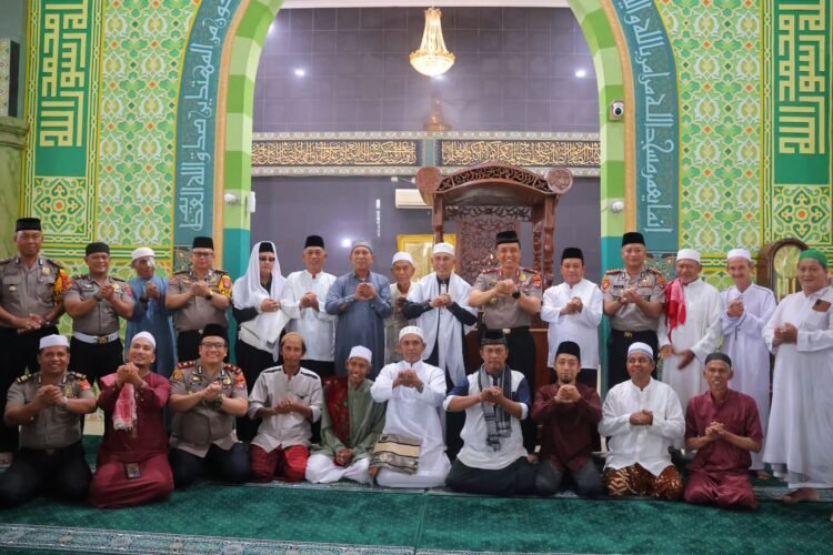 Wakapolda Kaltara Laksanakan Salat Jumat di Masjid Besar At-Taqwa Kota Tarakan