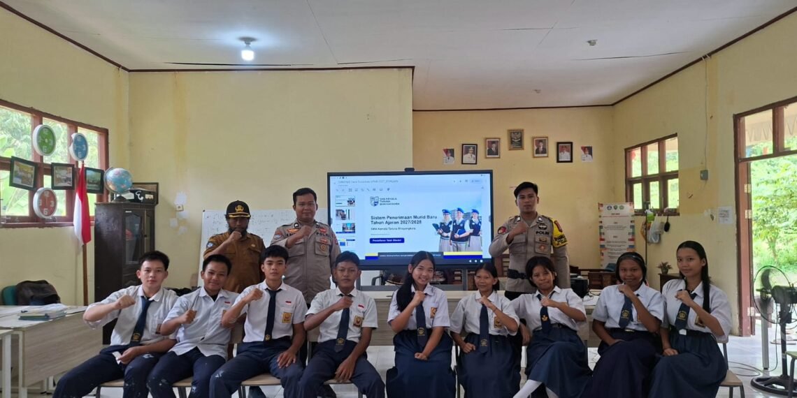 Bhabinkamtibmas Sosialisasikan Penerimaan Murid Baru SMA Kemala Taruna Bhayangkara di SMPN 3 Tanjung Palas Barat