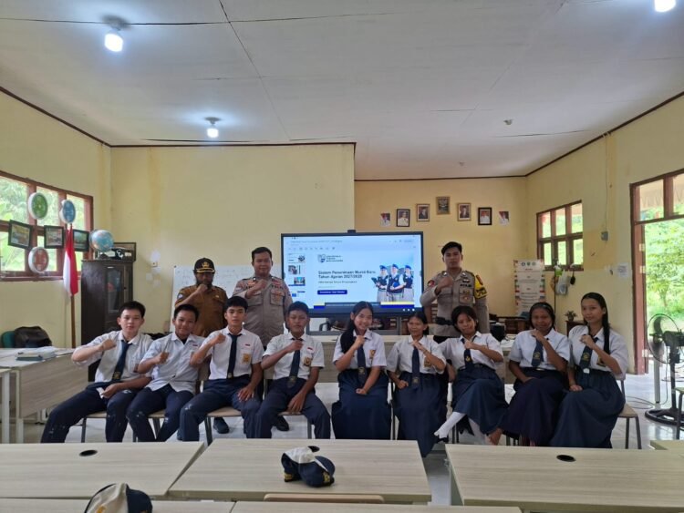 Bhabinkamtibmas Sosialisasikan Penerimaan Murid Baru SMA Kemala Taruna Bhayangkara di SMPN 3 Tanjung Palas Barat