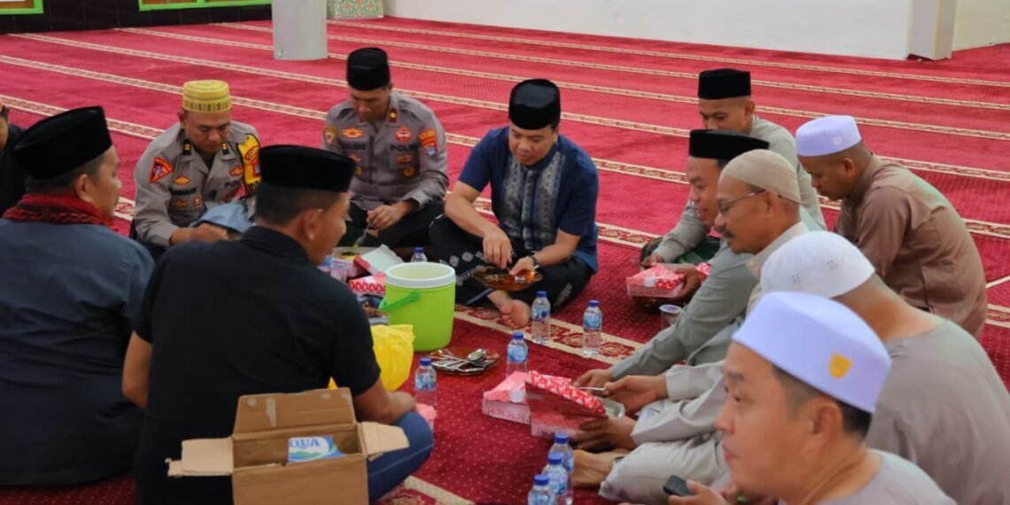 Kapolda Kaltara Sholat Subuh di Masjid Agung Darul Jalal Malinau, Ajak Masyarakat Jaga Kamtibmas
