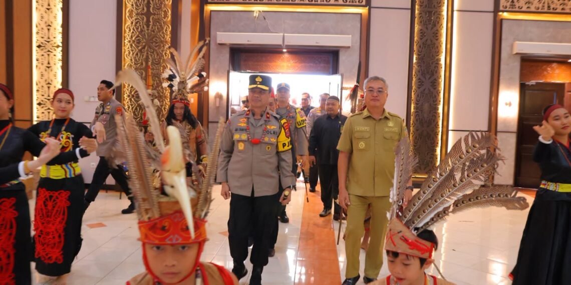 Silahturahmi dengan FKPD dan Toko Masyarakat di Malinau, Kapolda Kaltara Dianugerahi Warga Kehormatan Adat Lundaye