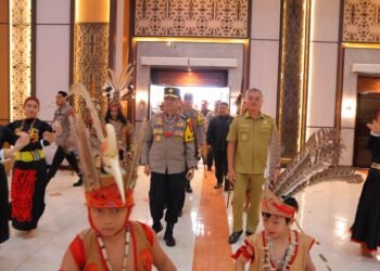 Silahturahmi dengan FKPD dan Toko Masyarakat di Malinau, Kapolda Kaltara Dianugerahi Warga Kehormatan Adat Lundaye