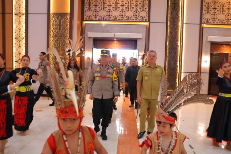 Silahturahmi dengan FKPD dan Toko Masyarakat di Malinau, Kapolda Kaltara Dianugerahi Warga Kehormatan Adat Lundaye